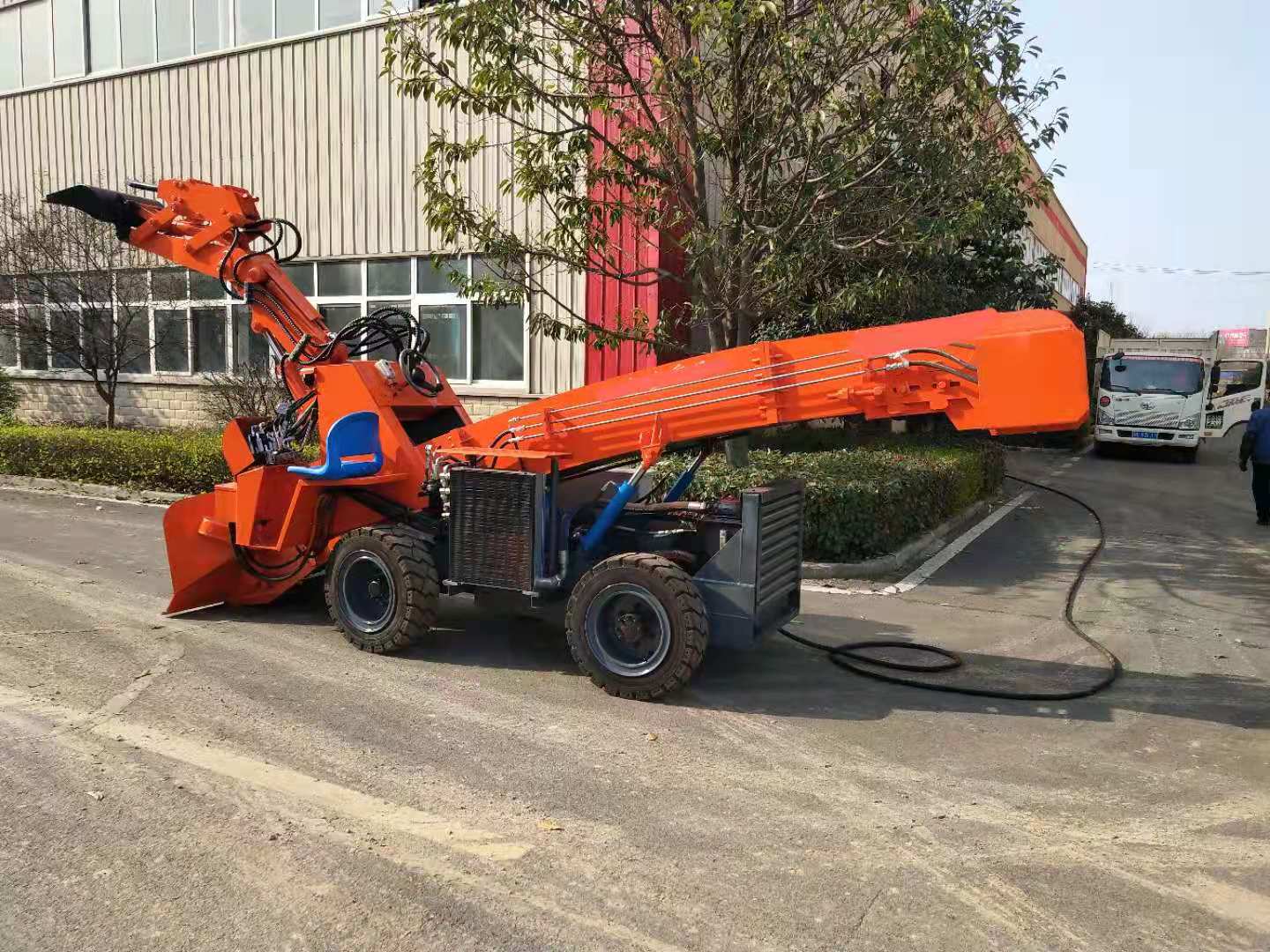 礦用扒渣機(jī)的油箱該怎樣檢查？有哪些注意事項(xiàng)？